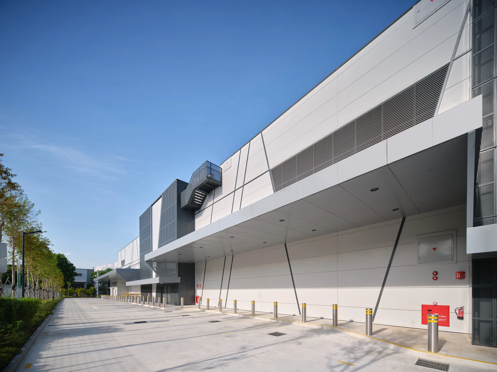 Lateral elevation with canopies, steel braces and tree-lined path