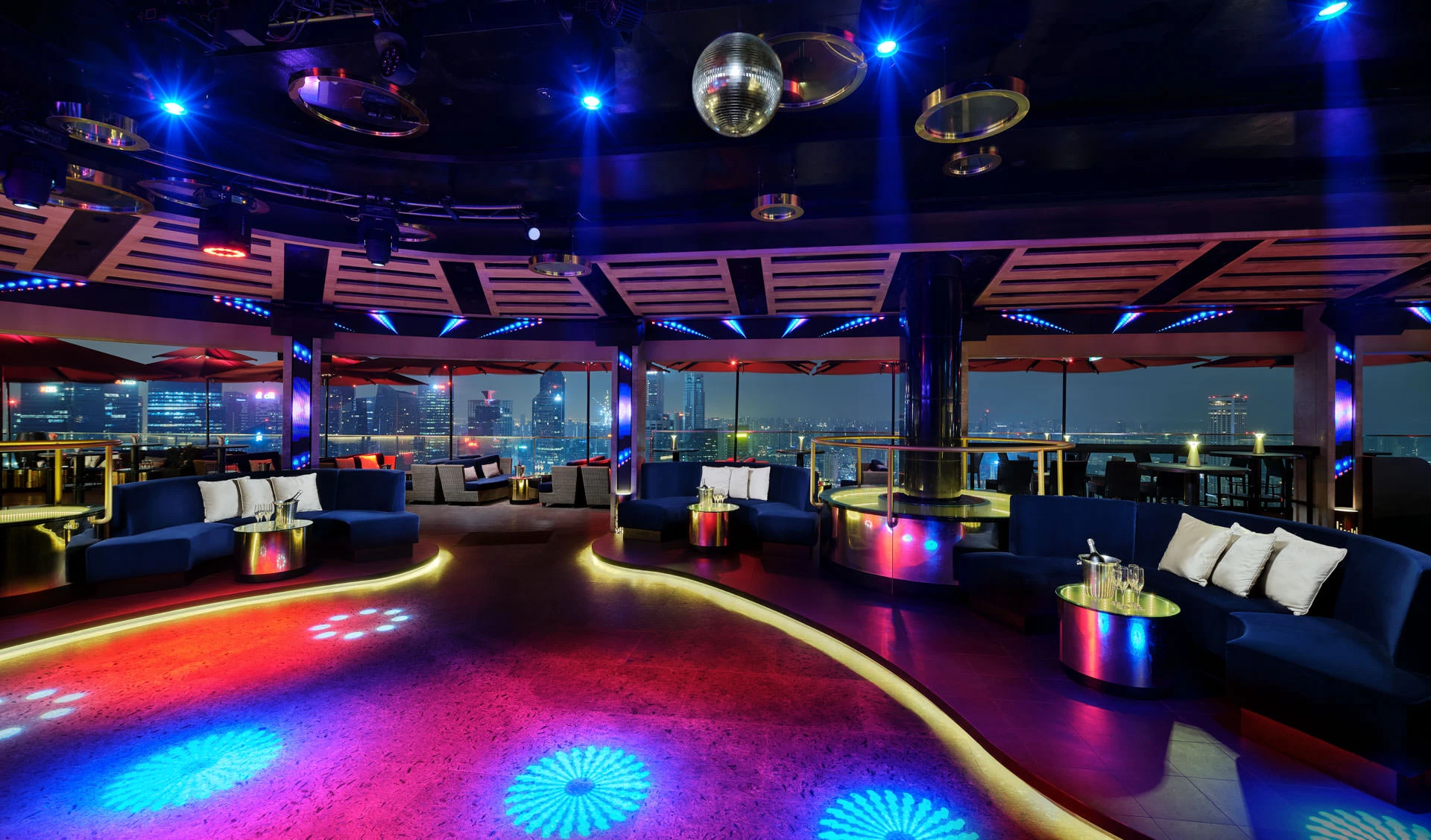 CÉ LA VI Singapore nightclub dancefloor facing skyline
