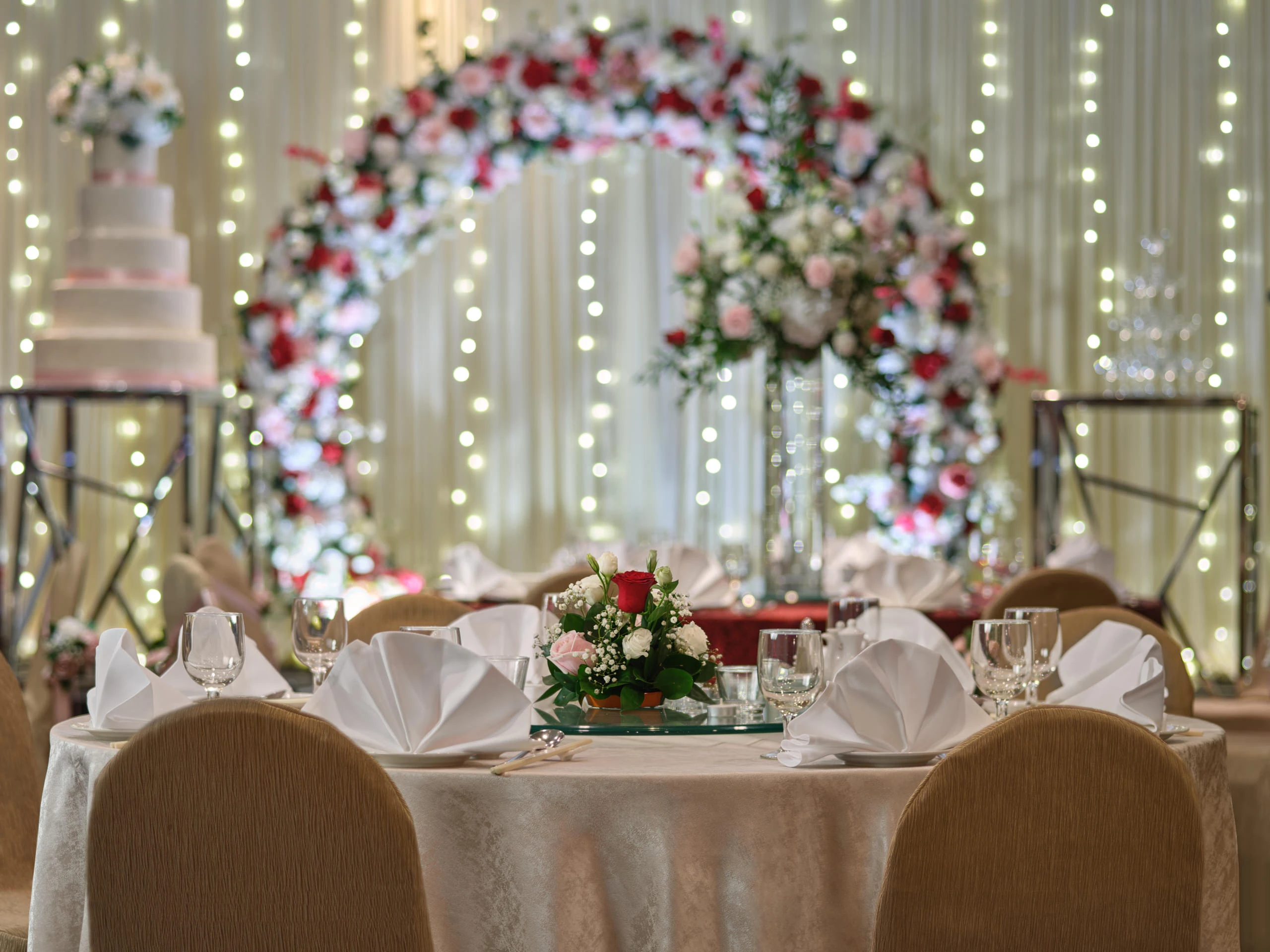 Concorde 3 guest table with white linens and centrepiece