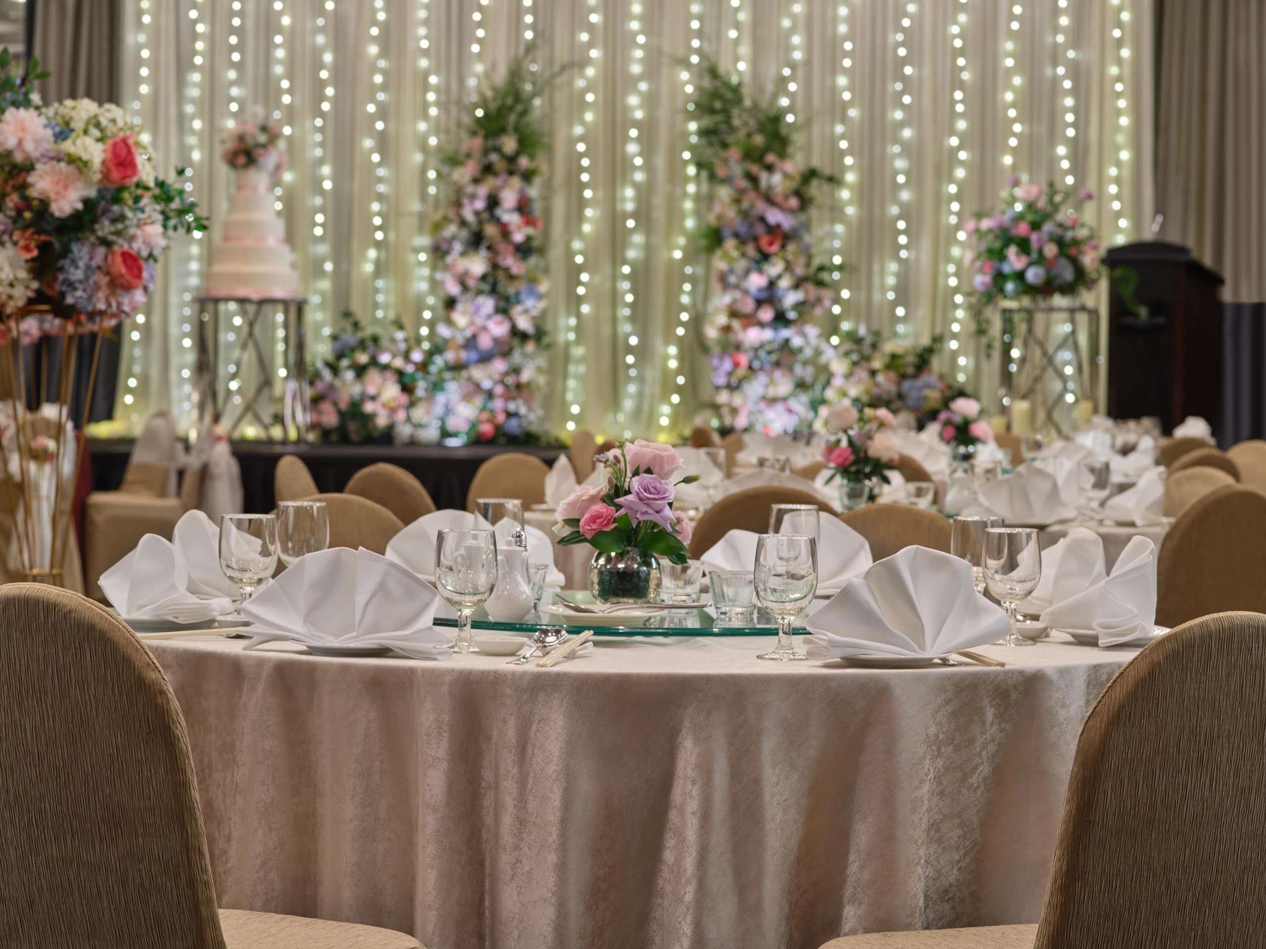 Rosa guest table with pink napkins and floral centrepiece