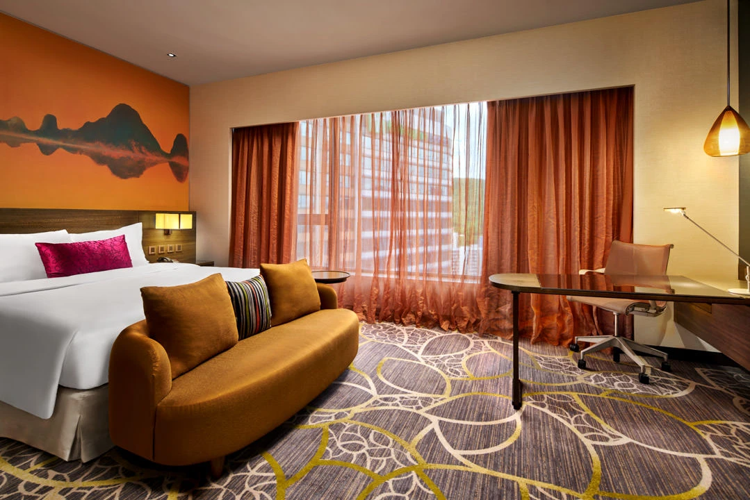 Deluxe king room with mountain mural, work desk and pendant lamp — Crowne Plaza Hong Kong hotel photography
