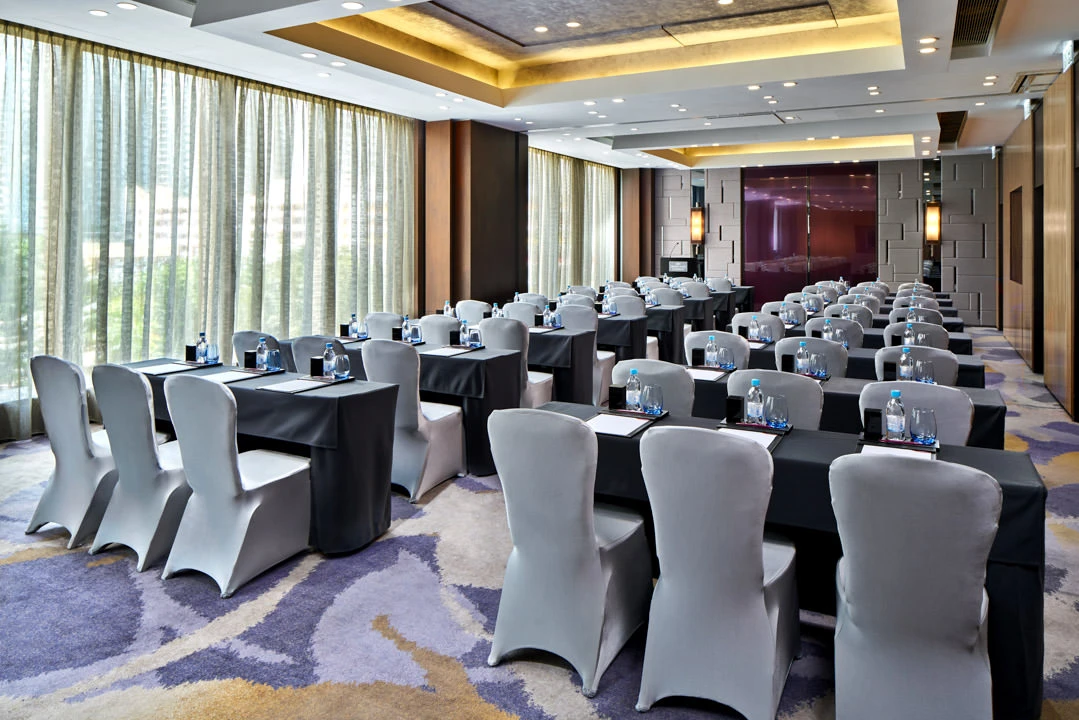 Classroom meeting setup with natural light and amber cove ceiling — Crowne Plaza Hong Kong meeting room photography