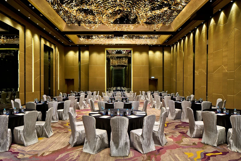Grand ballroom with gold-leaf ceiling sculpture and black banquet rounds — Crowne Plaza Hong Kong ballroom photography