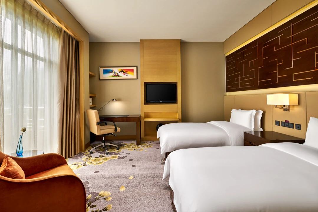 Executive twin room with seating area — Crowne Plaza Ordos hotel photography