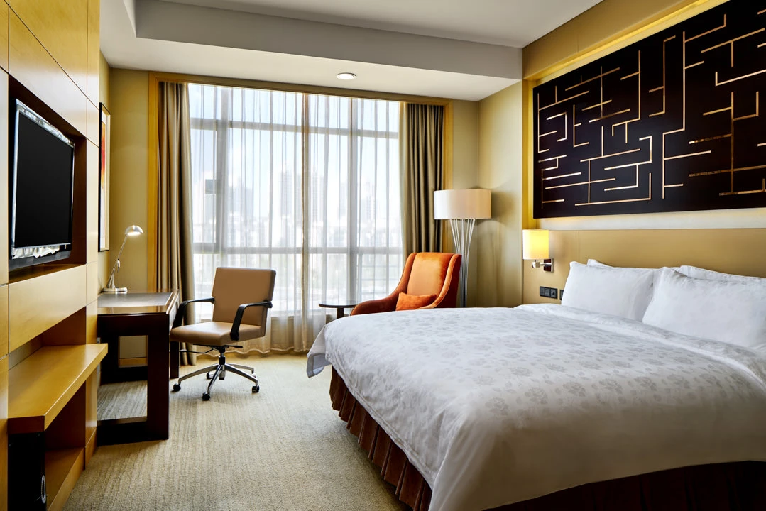 Senior king room with work desk and city view — Crowne Plaza Ordos hotel photography