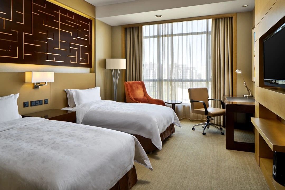 Senior twin room with contemporary furnishings — Crowne Plaza Ordos hotel photography