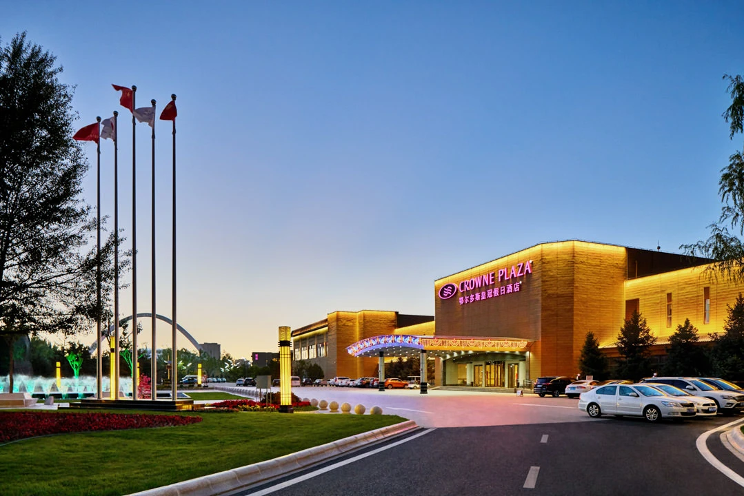 Hotel exterior at night with illuminated facade — Crowne Plaza Ordos architectural photography