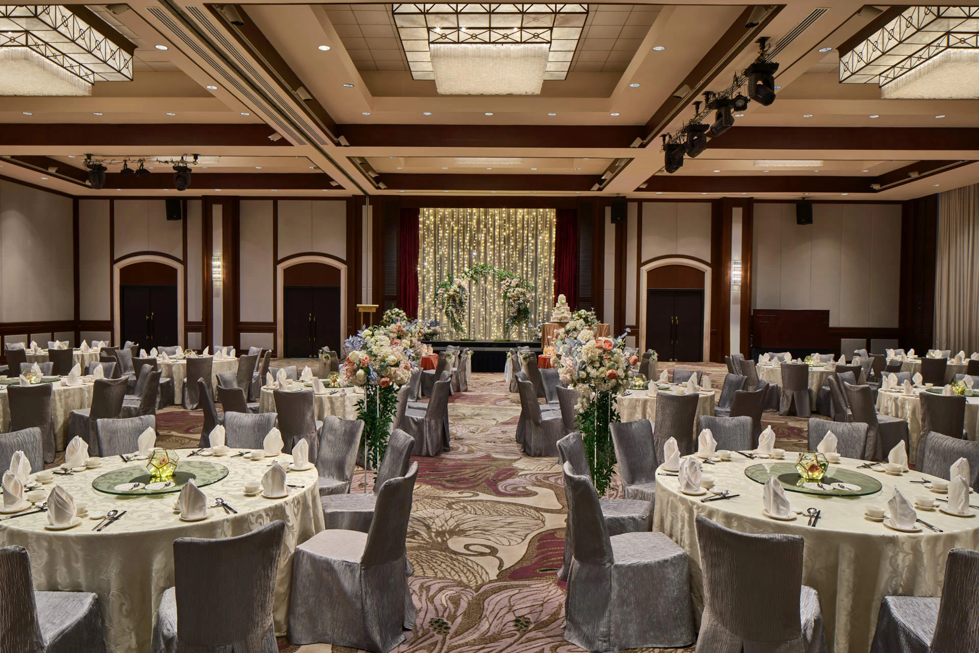 Paradox Singapore classic wedding banquet with floral arch, terrarium candles, and light curtain