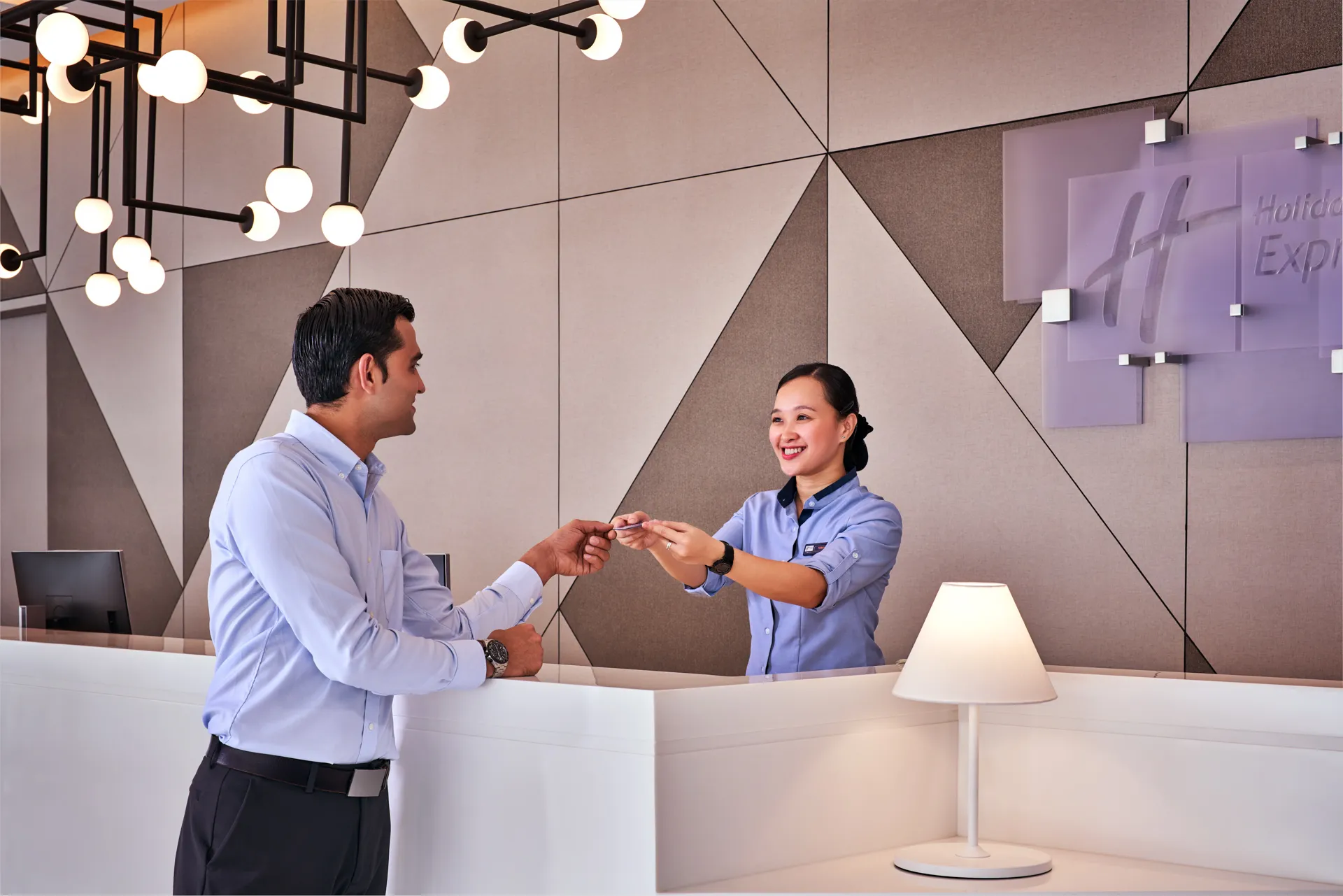 SINSG-Holiday-Inn-Express-Sarengoon-Front-Desk-Experience