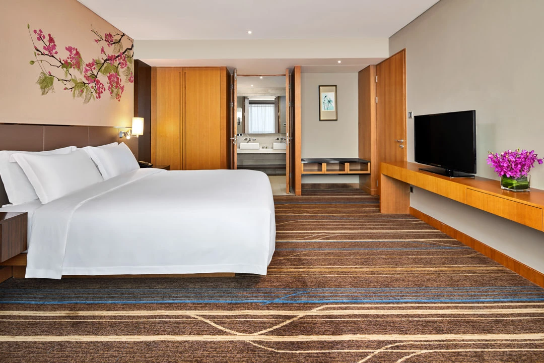 Suite room with king bed, wardrobe and en-suite bathroom view