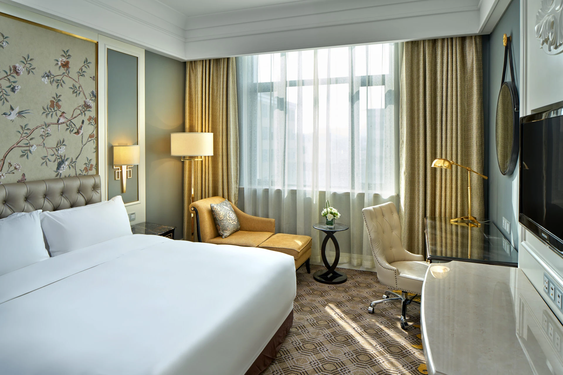 King bedroom with tufted headboard, chinoiserie panels and brass lamp — Crowne Plaza Zhengzhou hotel photography