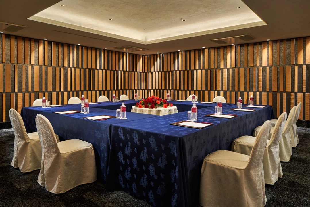 Kurama meeting room with classroom setup and wood panelling