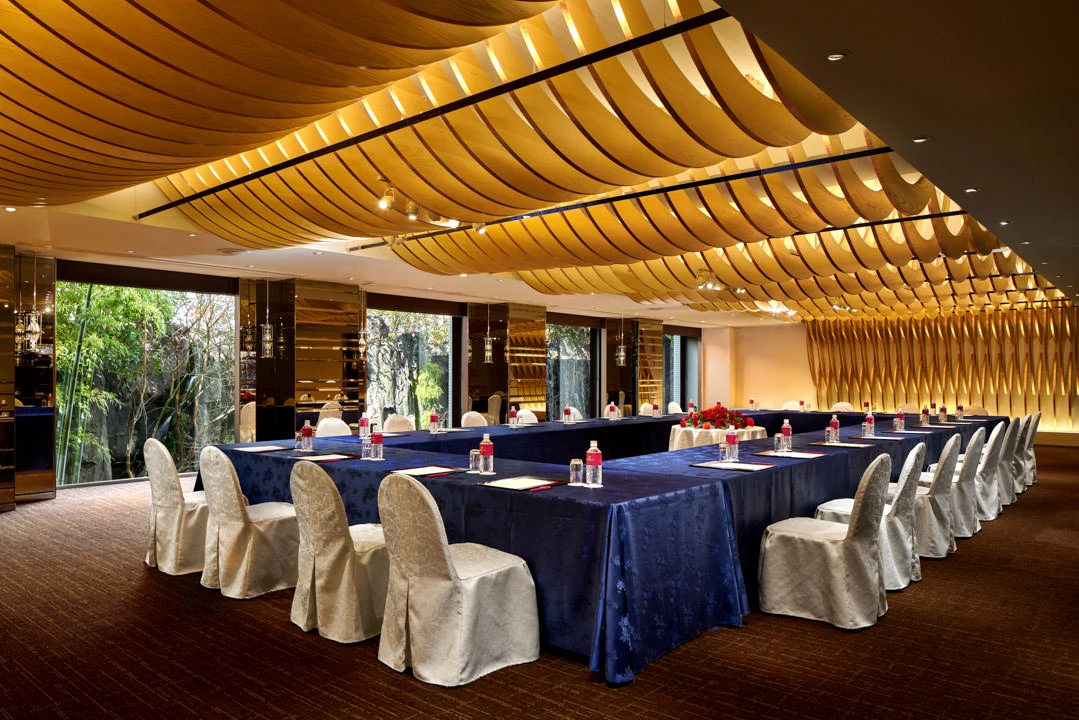 Saga meeting room with U-shape setup and natural light