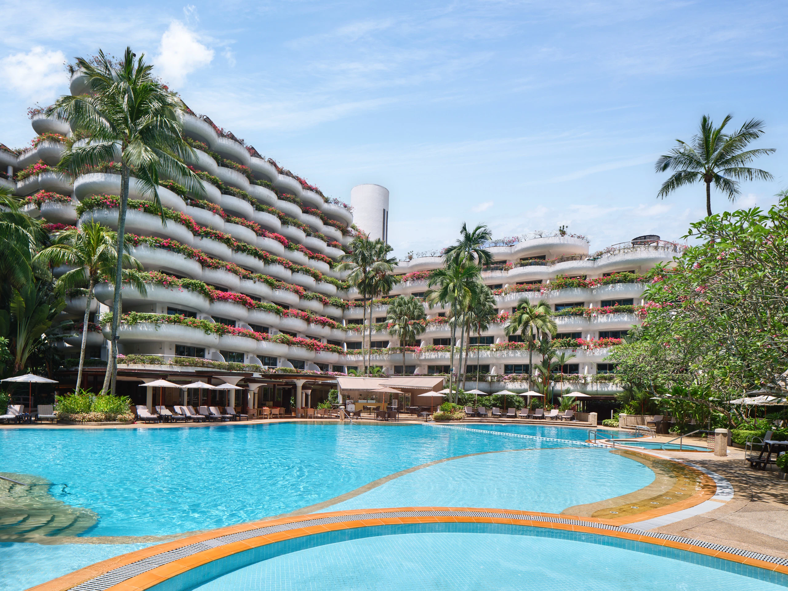 Shangri-La Hotel Singapore pool and Garden Wing exterior at ground level