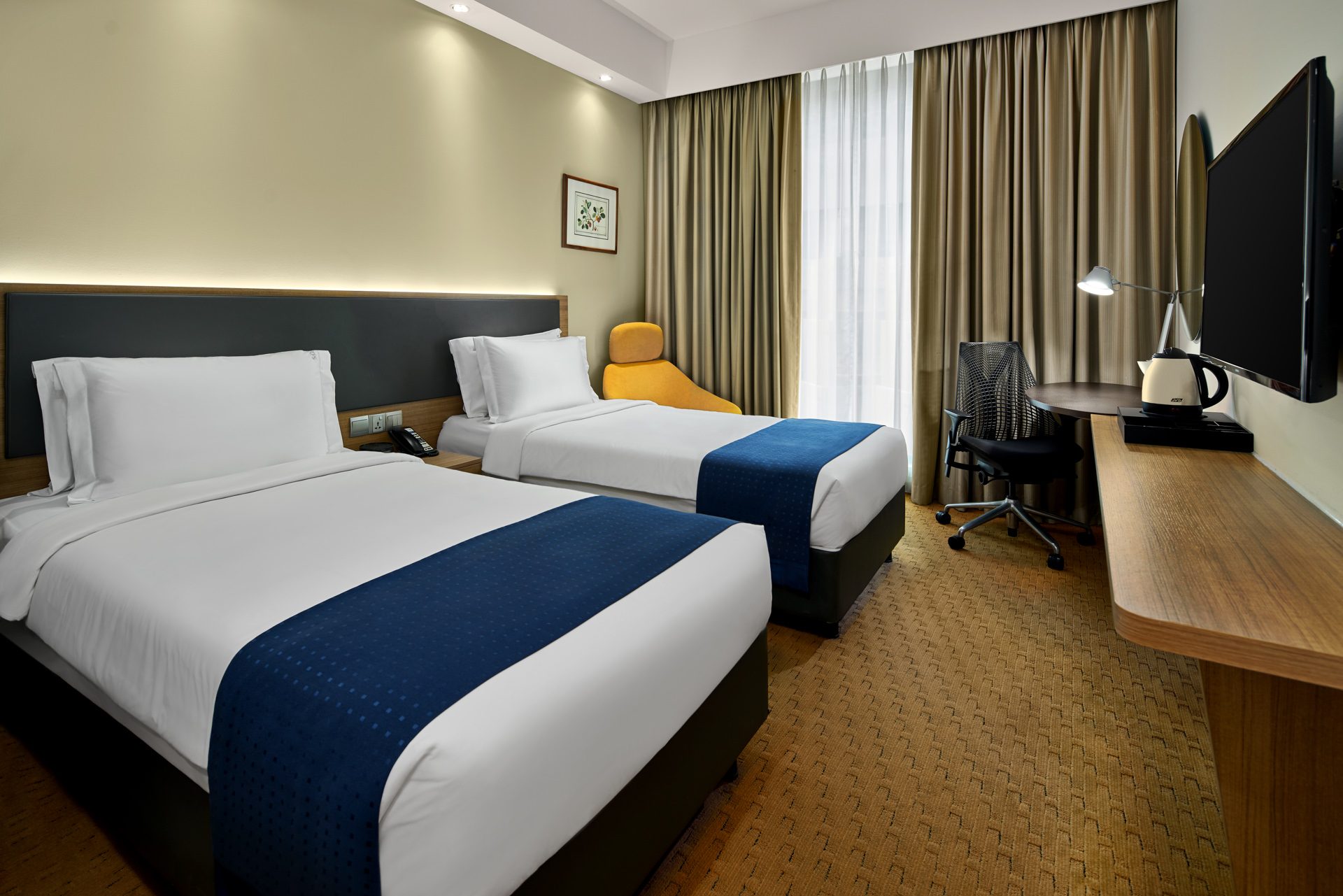 Holiday Inn Express Singapore Orchard twin guest room with two beds and desk