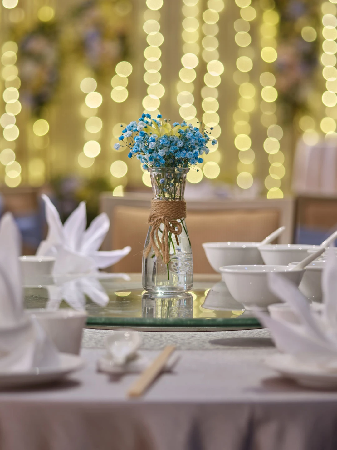 Blue baby’s breath centrepiece with fairy-light bokeh backdrop - voco Orchard Singapore wedding photography
