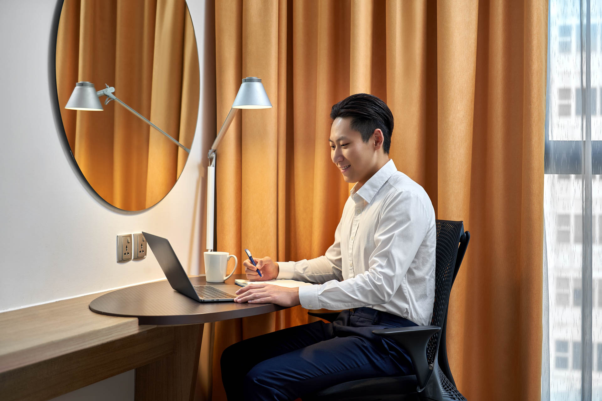 Holiday-Inn-Express-Singapore-Orchard-Queen-Room-Desk-Lifestyle-1614-min